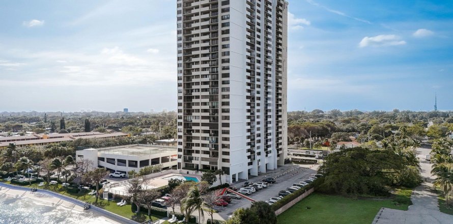 Condominio en West Palm Beach, Florida, 1 dormitorio  № 959607