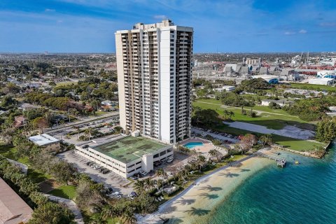 Condo in West Palm Beach, Florida, 1 bedroom  № 959607 - photo 26