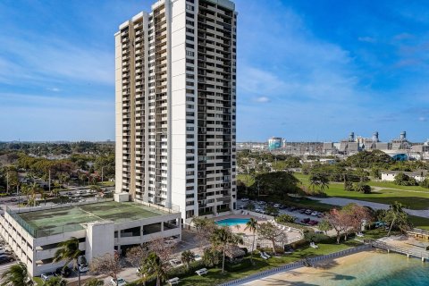 Condo in West Palm Beach, Florida, 1 bedroom  № 959607 - photo 2