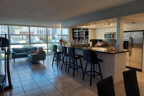 Copropriété à louer à Hallandale Beach, Floride: 2 chambres, 112.41 m2 № 1345195 - photo 3