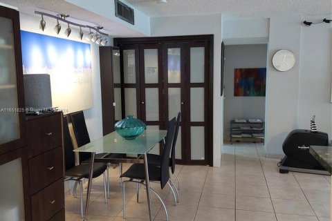 Condo in Hallandale Beach, Florida, 2 bedrooms  № 1345195 - photo 15