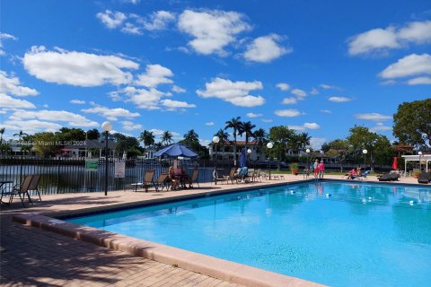 Copropriété à louer à Hallandale Beach, Floride: 2 chambres, 112.41 m2 № 1345195 - photo 2