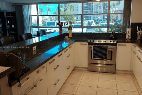 Copropriété à louer à Hallandale Beach, Floride: 2 chambres, 112.41 m2 № 1345195 - photo 7