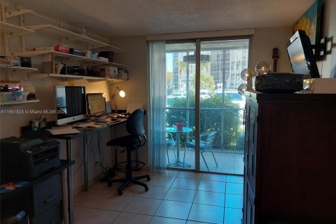 Condo in Hallandale Beach, Florida, 2 bedrooms  № 1345195 - photo 23