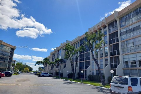 Condo in Hallandale Beach, Florida, 2 bedrooms  № 1345195 - photo 1