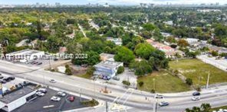 Commercial property in Miami, Florida № 1389553