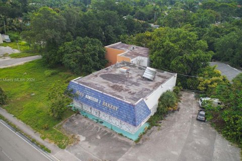 Propiedad comercial en venta en Miami, Florida № 1389553 - foto 25