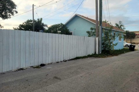 House in Lake Worth, Florida 3 bedrooms, 88.44 sq.m. № 932367 - photo 1