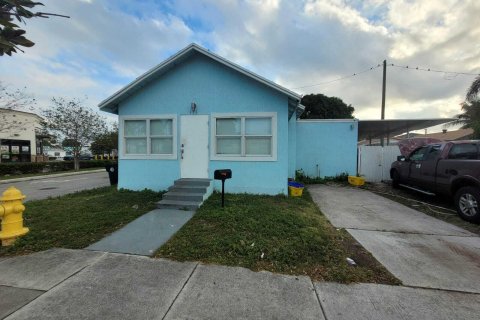 House in Lake Worth, Florida 3 bedrooms, 88.44 sq.m. № 932367 - photo 17