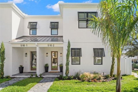 Townhouse in Tampa, Florida 5 bedrooms, 279.73 sq.m. № 1335153 - photo 1