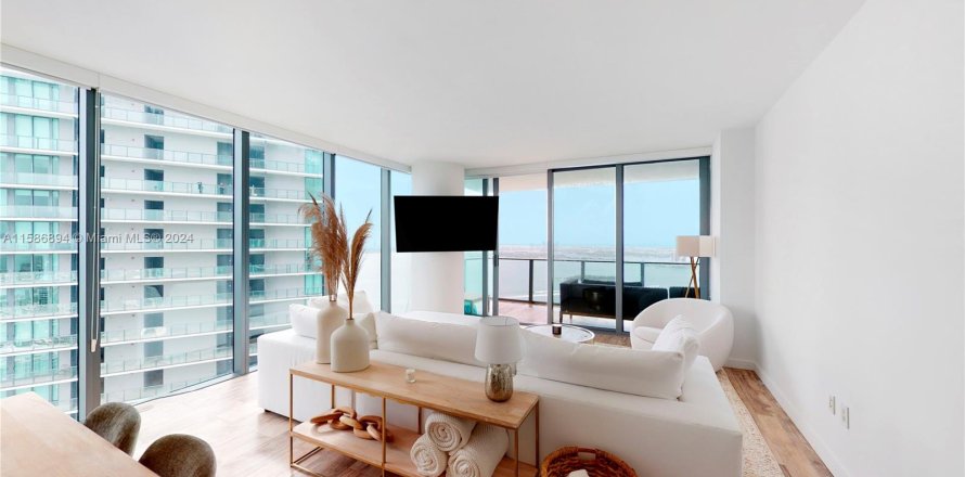 Estudio en el Condominio en Miami, Florida  № 1177667