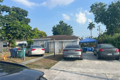 Casa en venta en Miami Gardens, Florida, 2 dormitorios, 75.81 m2 № 1187773 - foto 1