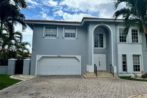 Villa ou maison à louer à Miami, Floride: 5 chambres, 213.77 m2 № 1357076 - photo 2