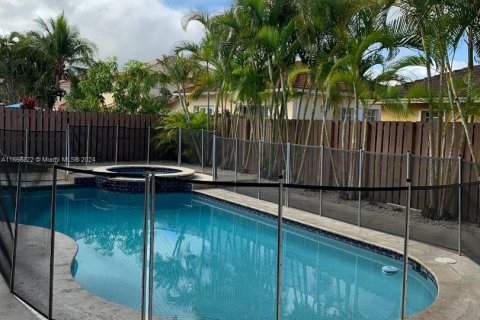 House in Miami, Florida 5 bedrooms, 213.77 sq.m. № 1357076 - photo 18