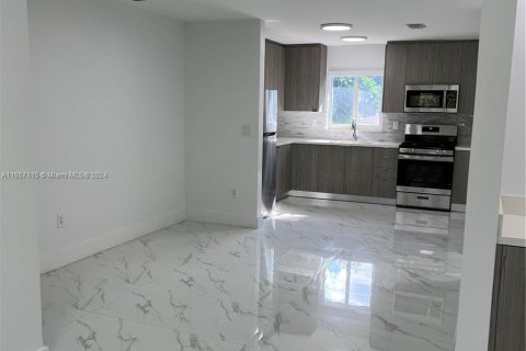 Condo in Miami, Florida, 1 bedroom  № 1357129 - photo 10