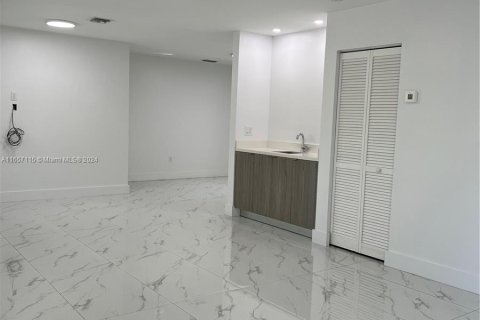 Condo in Miami, Florida, 1 bedroom  № 1357129 - photo 9