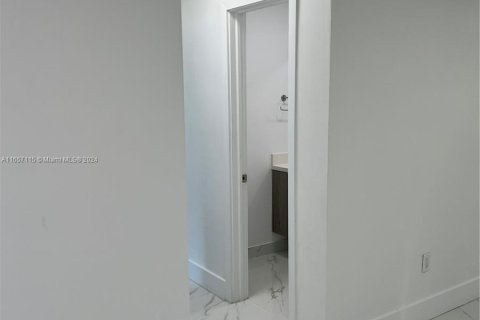 Condo in Miami, Florida, 1 bedroom  № 1357129 - photo 3