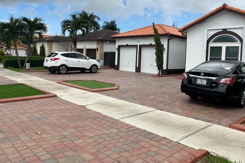 Villa ou maison à vendre à Sweetwater, Floride: 5 chambres, 249.07 m2 № 756490 - photo 3