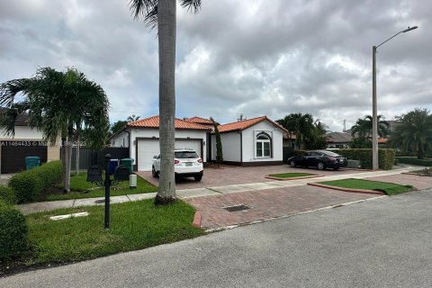 Villa ou maison à vendre à Sweetwater, Floride: 5 chambres, 249.07 m2 № 756490 - photo 2