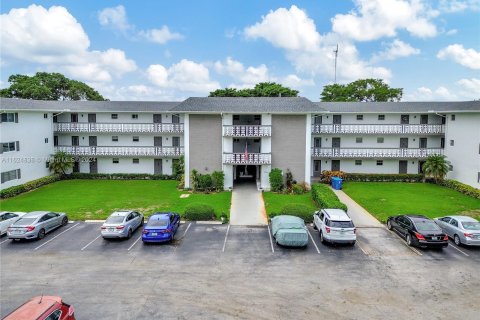 Condo in Hollywood, Florida, 1 bedroom  № 1271415 - photo 1