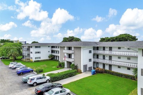 Condo in Hollywood, Florida, 1 bedroom  № 1271415 - photo 2