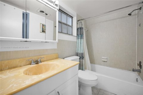 Condo in Hollywood, Florida, 1 bedroom  № 1271415 - photo 24