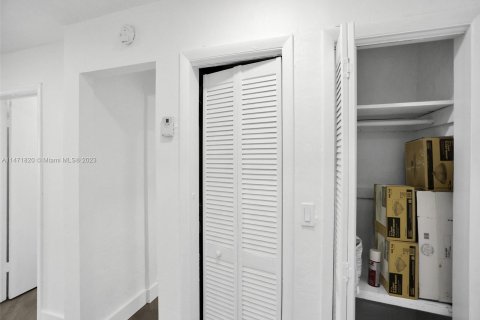 Condominio en venta en Hialeah, Florida, 1 dormitorio, 62.99 m2 № 782060 - foto 29