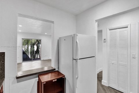 Condominio en venta en Hialeah, Florida, 1 dormitorio, 62.99 m2 № 782060 - foto 24