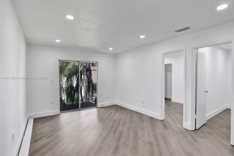 Condominio en venta en Hialeah, Florida, 1 dormitorio, 62.99 m2 № 782060 - foto 4