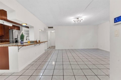 Condo in Tamarac, Florida, 2 bedrooms  № 1281324 - photo 24