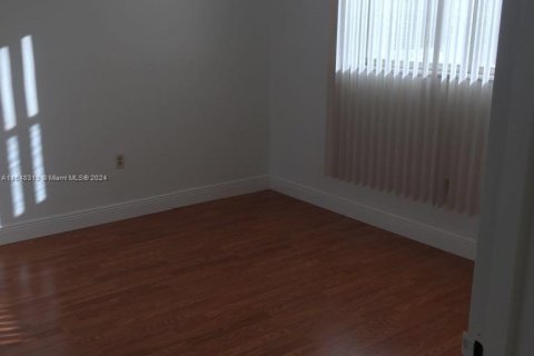 Condo in North Lauderdale, Florida, 1 bedroom  № 1332311 - photo 12