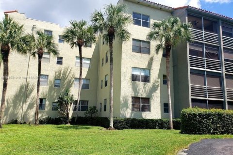 Condo in North Lauderdale, Florida, 1 bedroom  № 1332311 - photo 3