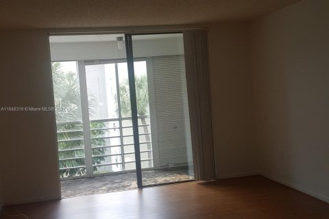 Condo in North Lauderdale, Florida, 1 bedroom  № 1332311 - photo 4