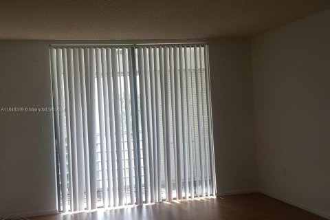 Condo in North Lauderdale, Florida, 1 bedroom  № 1332311 - photo 13