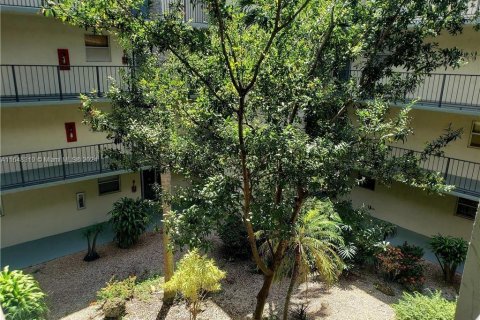 Condo in North Lauderdale, Florida, 1 bedroom  № 1332311 - photo 2