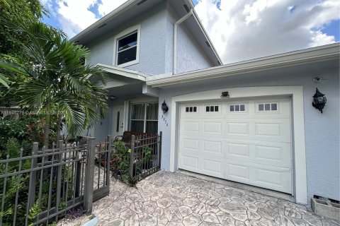 Casa en venta en Fort Lauderdale, Florida, 4 dormitorios, 259.75 m2 № 1332758 - foto 1