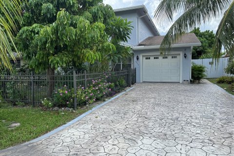 House in Fort Lauderdale, Florida 4 bedrooms, 259.75 sq.m. № 1332758 - photo 3