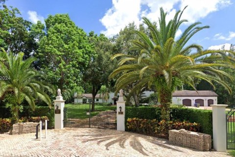 Villa ou maison à vendre à Southwest Ranches, Floride: 6 chambres, 729.56 m2 № 1127318 - photo 1