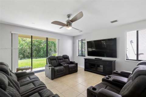 House in Cutler Bay, Florida 5 bedrooms, 366.5 sq.m. № 1228173 - photo 13