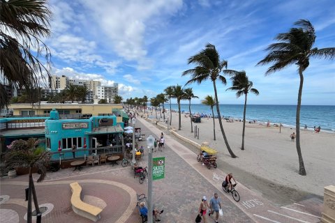 Condo in Hollywood, Florida, 2 bedrooms  № 952281 - photo 8