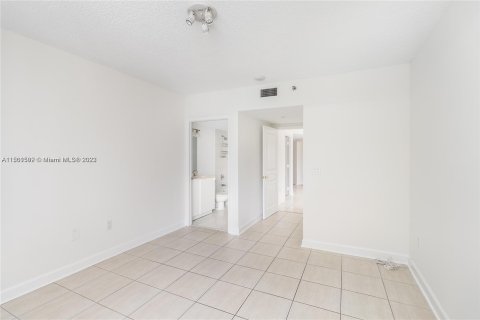 Copropriété à vendre à Surfside, Floride: 2 chambres, 158.86 m2 № 911546 - photo 8