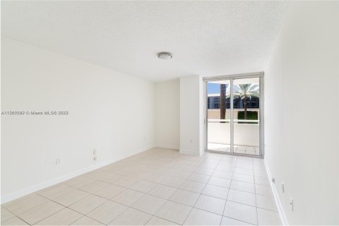 Copropriété à vendre à Surfside, Floride: 2 chambres, 158.86 m2 № 911546 - photo 7