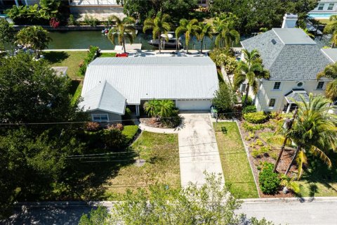 House in Tampa, Florida 4 bedrooms, 186.08 sq.m. № 1204261 - photo 9