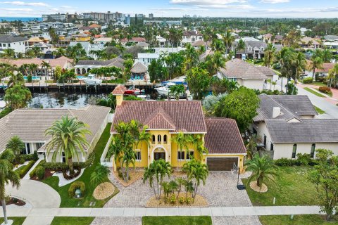 House in Deerfield Beach, Florida 5 bedrooms, 373.47 sq.m. № 972699 - photo 1