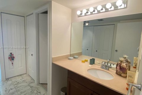 Condo in Aventura, Florida, 2 bedrooms  № 1389619 - photo 16