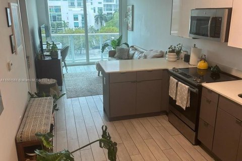 Condo in Miami, Florida, 1 bedroom  № 1389620 - photo 1