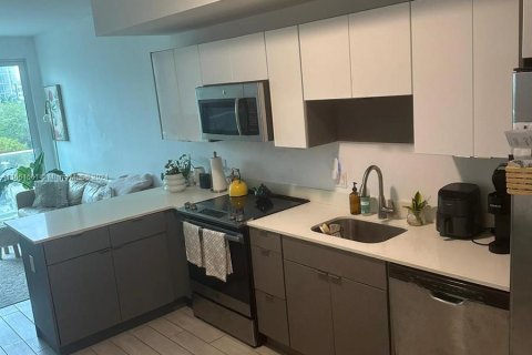 Condo in Miami, Florida, 1 bedroom  № 1389620 - photo 3