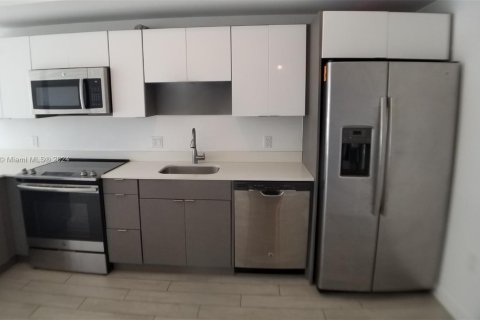 Condo in Miami, Florida, 1 bedroom  № 1389620 - photo 2