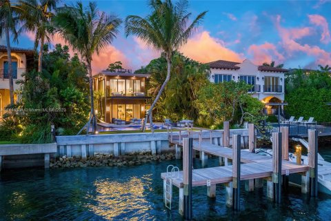 Villa ou maison à vendre à Miami Beach, Floride: 4 chambres, 337.14 m2 № 694297 - photo 1