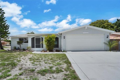 House in Port Richey, Florida 2 bedrooms, 127.28 sq.m. № 1266248 - photo 1